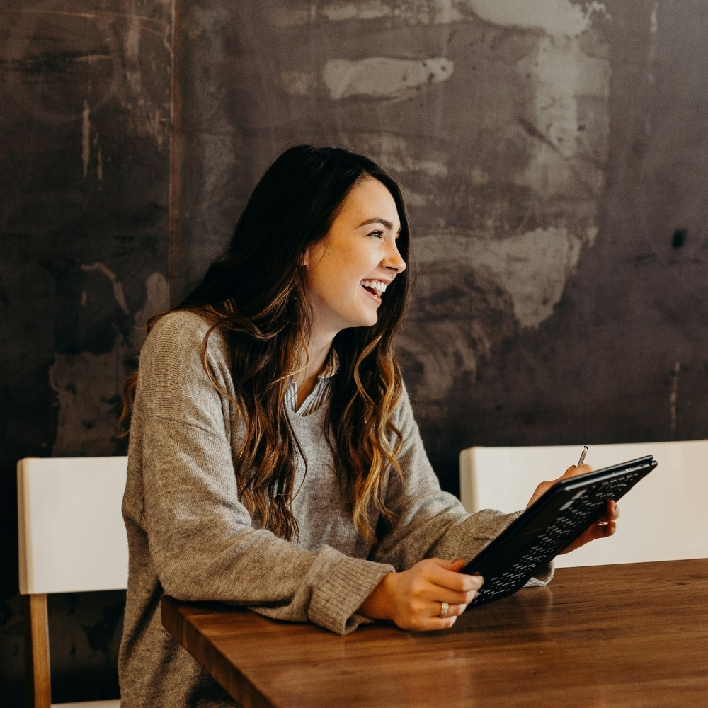 Conseillère Sofitex souriante avec agenda à son bureau