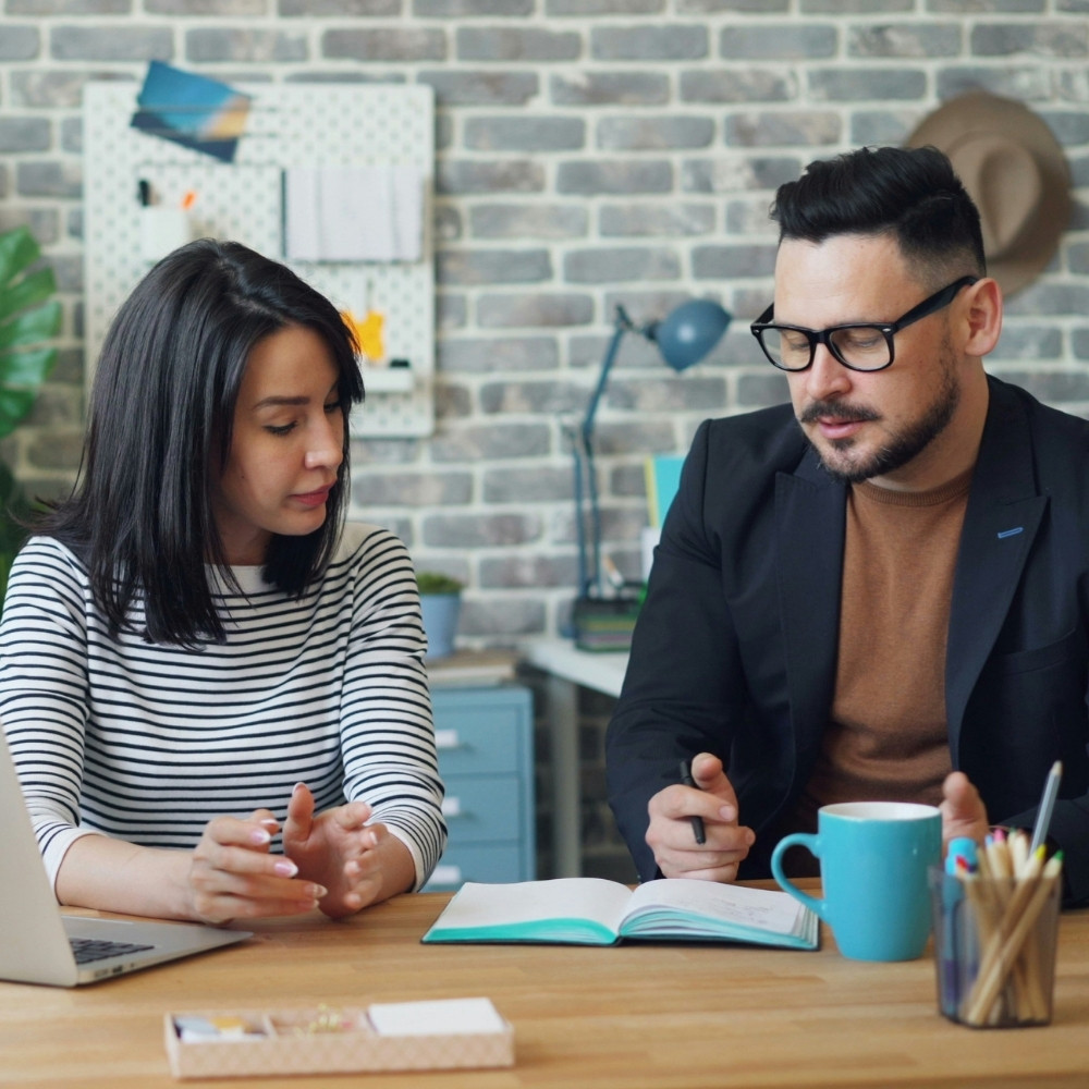Entretien d'embauche entre recruteur et candidate autour d'une table