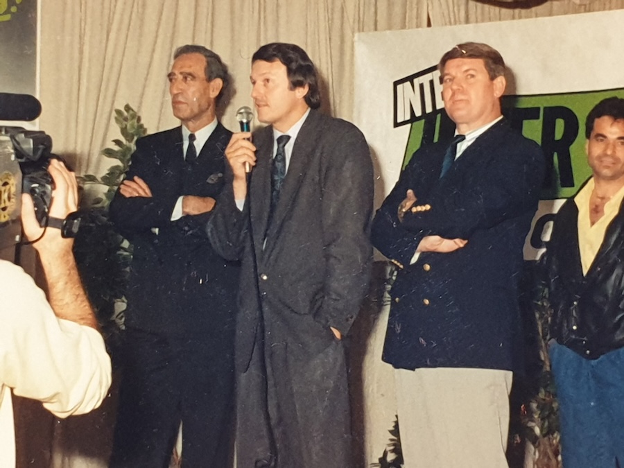 Trois hommes en costume lors d'un événement d'entreprise